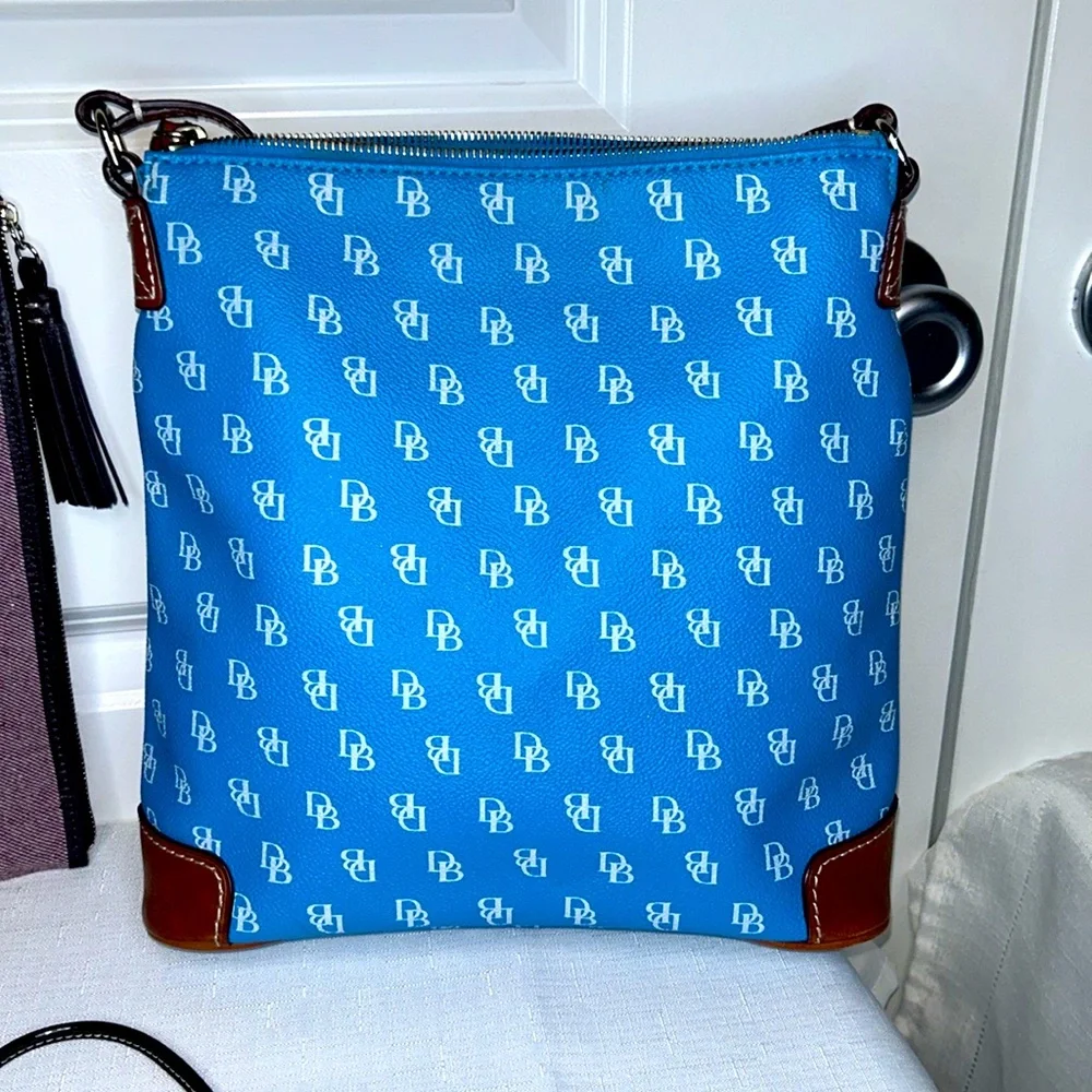 ‼️Low Start‼️Dooney & Bourke Gretta Blue & White Monogram Crossbody Shoulder Bag - Picture 3 of 13